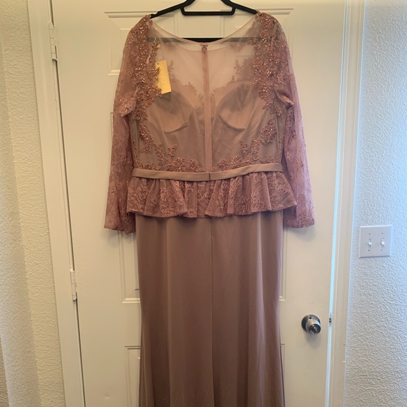 Lara Design dress - Picture 6 of 8